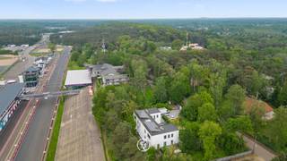 Betreed een wereld van mogelijkheden in dit buitengewoon ruime pand, gelegen op een unieke locatie te Bolderberg, omringd door 27 are aan...