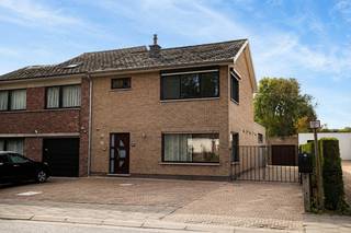 Instapklare woning te koop in Aalst met zeer goede ligging dichtbij centrum, openbaar vervoer en autostrade.Deze woning biedt op het gelijkvloers een...