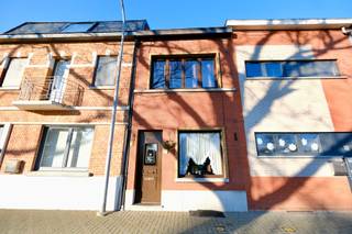 Deze rijwoning met twee slaapkamers en een garage is gelegen in het centrum van Diest, op een perceel van 158 m². De woning bevindt zich in...