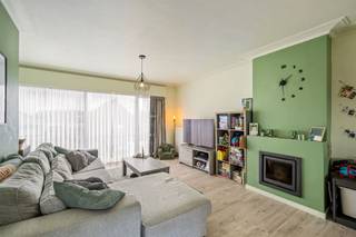 <p>Deze aangename 4-gevel bel-etagewoning combineert een praktische indeling met heel wat interessante troeven. De woning beschikt over een lichtrijke leefruimte waar het natuurlijke daglicht mooi binnenvalt en biedt daarnaast voldoende bergruimte. De keuken werd recent vernieuwd, net als de badkamer, waardoor reeds verschillende ruimtes een frisse en moderne uitstraling hebben.</p><p>Op technisch vlak beschikt de woning over een conforme elektrische installatie en centrale verwarming op aardgas. Verder is er een garage aanwezig en zijn er maar liefst twee private parkeerplaatsen op het eigen perceel, wat zorgt voor heel wat praktisch comfort.</p><p>De woning vormt een mooie basis voor wie op zoek is naar een bel-etage en deze verder naar eigen smaak en wensen wil moderniseren.</p><p>De woning beschikt over een EPC-label E, waardoor de wettelijke renovatieplicht van toepassing is.</p><p>Meer info: arno@woonvast.be of 0478 44 20 90</p>