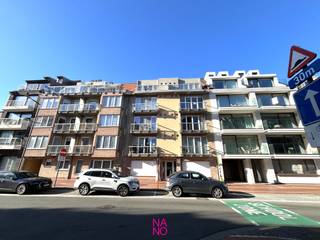 Uiterst lichtrijk en ruim appartement met mooie zonneterrassen en een uitgestrekt zicht, zeer goed gelegen MIDDEN in et centrum van Knokke-Heist op wandelafstand van het station, de ZEE en het STRAND. Dit breed appartement is gelegen op de derde verdieping van een moderne residentie ( 2002 ) en omvat een inkomhal, gastentoilet, ruime living uitgevend op een aangenaam terras vooraan met uitgestrekt zicht, open keuken voorzien van alle nodige toestellen en berging/wasplaats. Verder is er een brede nachthal, 2 volwaardige slaapkamers met aanpalend terras achteraan en een moderne badkamer met ligbad/douche. Privatieve kelder en gemeenschappelijke fietsenberging in het gebouw.