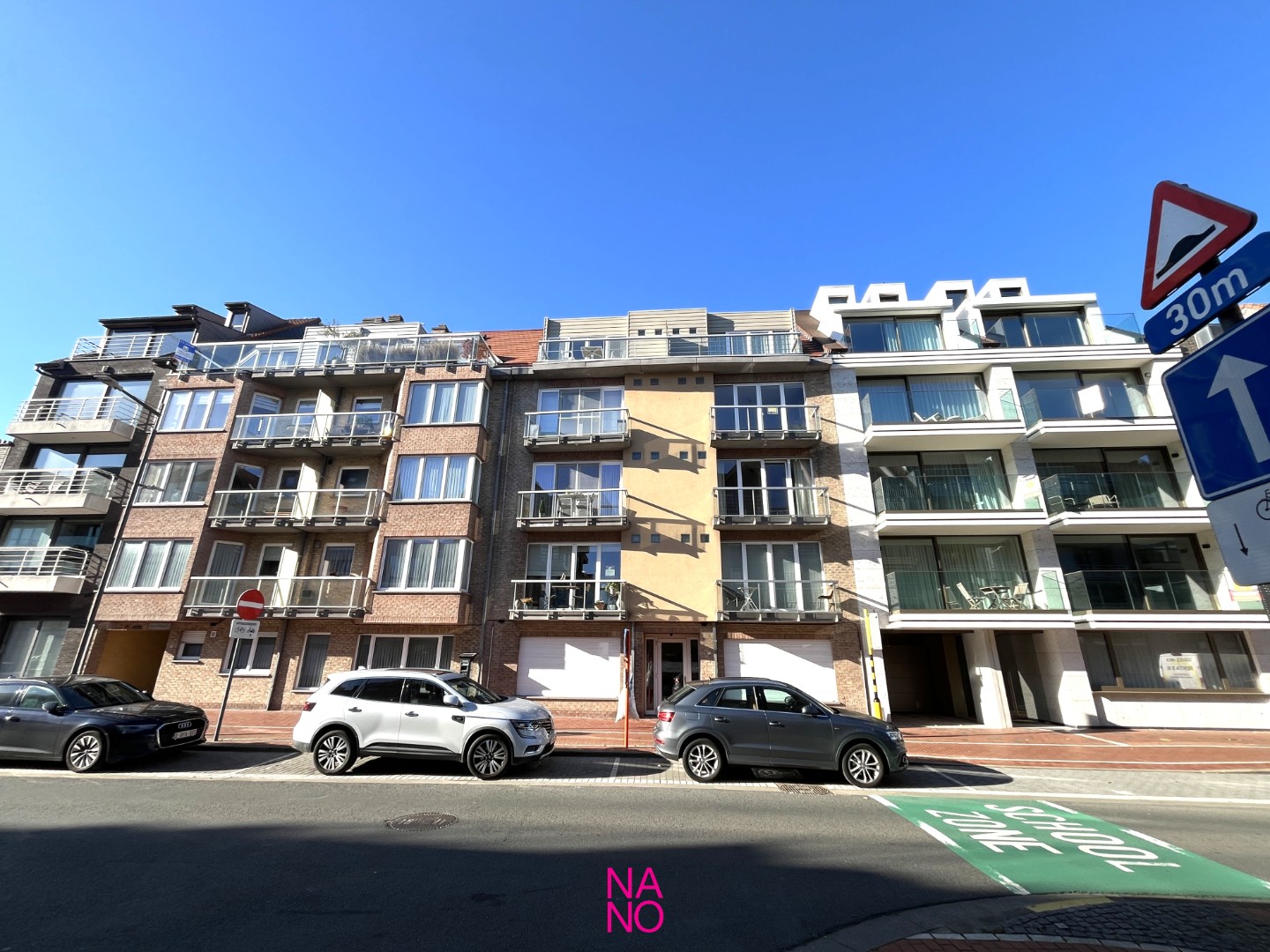 Un appartement extrêmement lumineux et spacieux, doté de magnifiques terrasses ensoleillées et offrant une vue imprenable, Idéalement situé au cœur de Knokke-Heist, à quelques pas de la gare, de la mer et de la plage. - photo 3