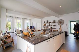 <p>Dit appartement is gelegen in een zeer rustige straat maar toch nabij het centrum van Buggenhout. Het appartement maakt deel uit van een gebouw met slechts 2 appartementen. <br />De indeling is als volgt: inkomhal, grote woonkamer met open keuken, apart toilet, gang die leidt naar de berging, badkamer en 3 slaapkamers waarvan 1 voorzien van een dressing. Daarnaast is het appartement voorzien van een gezellig terras, een garage, afzonderlijke fietsenstalling en apart tuintje.<br />Referentie: 5669</p>