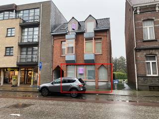 Goed gelegen appartement  in het centrum van Geel.  Aparte inkom, leefruimte met open keuken, berging, slaapkamer, toilet, gang, badkamer. Terras.  Airco, wasmachine, droogkast aanwezig. Geen extra gemeenschappelijke kosten. <br />ONMIDDELLIJK BESCHIKBAAR.EPC: 234 kWh/m²jaar Label C