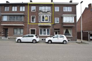 BIJ INTERESSE AUB REAGEREN VIA DE LINK = https://immogoffin.mijnhuurprofiel.be/property/38c51a66-56be-49d6-a051-ed3b7f2c64d3<br /><br />Dit gezellige duplex appartement met een bewoonbare van oppervlakte 110 m² ( bron: EPC) is gelegen op de 1ste en 2de verdieping, langs de Henisstraat ter hoogte van nummer 57. Op enkele minuutjes wandelen komt men in het mooie centrum van Tongeren, waar men alles binnen handbereik heeft wat men dagelijks nodig heeft, en op een 500-tal meter vindt men het station.<br /><br />Dit charmante appartement werd zeer geslaagd en grondig gerenoveerd, met inbegrip van volgende werkzaamheden: nieuwe ramen, elektriciteit, CV, keuken, vernieuwde houten vloeren die zo het appartement een gezellige en authentieke uitstraling geven, badkamer, schilderwerken, isolatie dak,.. De huurder kan zo inhuizen zonder nog bijkomende kosten te moeten maken. <br /><br />Indeling: <br />gemeenschappelijke inkomhal, privé inkom met toilet en trap naar de verdieping, woonkamer met terras, nieuwe leefkeuken ingericht met kookplaat dampkap en spoelbak, bergruimte met voorzieningen voor wasplaats.<br />Op de verdieping; nachthal, twee ruime slaapkamers, badkamer. met bad en lavabo. <br /><br />Voldoende gratis parkeermogelijkheden voor de deur. <br />EPC: 108 kWh/m²/jaar, dankzij voldoende isolatie, nieuwe CV en ramen. <br /><br />Geen bijdrage in gemeenschappelijke kosten. <br /><br />VRIJ VANAF 01.10.2026