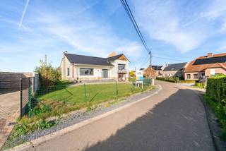 <p>In de rustige Linnebeekstraat ontdek je deze charmante gezinswoning met een bewoonbare oppervlakte van 175m², gelegen op een perceel van 10a. Zodra je binnenkomt, voel je de warme, huiselijke sfeer. De inkomhal leidt naar een ruime, lichtrijke living van 45m² waar gezelligheid en comfort hand in hand gaan. De aansluitende keuken vormt het hart van het huis – een plek waar je samen kookt, lacht en geniet van het uitzicht op de tuin.</p>
<p>De garage biedt extra mogelijkheden: perfect als hobbyruimte of eenvoudig om te vormen tot een derde slaapkamer of bureau. De woning telt twee badkamers, waarvan één recent vernieuwd en één die wacht op jouw persoonlijke toets. Boven vind je twee bijzonder ruime slaapkamers met laminaatparket, waar rust en licht centraal staan. Nieuwe ramen en een conforme elektriciteitsinstallatie maken dit huis instapklaar.</p>
<p>Buiten geniet je van een royale tuin die uitnodigt tot ontspannen, spelen of tuinieren. Gelegen in een aangename, groene buurt met vlotte verbindingen naar Zoutleeuw en Tienen, biedt deze woning het beste van twee werelden: rust en bereikbaarheid.</p>
<p>Zie jij jezelf hier al wonen? Neem gerust contact op en ontdek hoe deze woning jouw nieuwe thuis kan worden.</p>
<p><br /><span><strong><span>Bezoek inplannen : jan.berge@living-stone.be GSM : 0470/980 210 </span></strong></span></p>
<p>Zie jij jezelf hier al wonen? Neem gerust contact op en ontdek hoe deze woning jouw nieuwe thuis kan worden.</p>