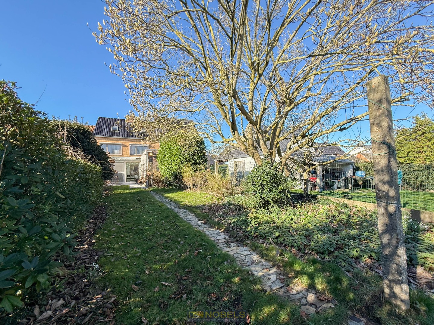 Te koop, perfect onderhouden woning met garage en diepe tuin - foto 1