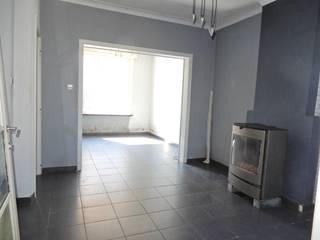 Op een uiterst goede locatie dichtbij het centrum, scholen en winkels kunt u deze te renoveren halfopen bebouwing terugvinden.<br />Via een zij-poortje bereikt u het tuintje met bergruimtes.<br />De woning is gelegen op een perceel van 158 m² en heeft een bewoonbare oppervlakte van 121 m².<br /><br />Indeling:<br />GV: inkomhal - ruime woonkamer met gaskachel - keuken - kelder - badkamer met douche, lavabo en toilet - wasruimte.<br /><br />1e V: nachthal - 2 slaapkamers.<br /><br />2e V: via vaste trap naar zolder die reeds voorzien is van 2 veluxen- mogelijkheid tot bijmaken derde slaapkamer.<br /><br />Algemeen:<br />- EPC 530 - label F<br />- Renovatieverplichting<br />- Geen elektrische keuring<br />- Niet-asbestveilig<br />- Dichtbij parking voor auto (zijstraat)<br />- Nog aan te leggen stadstuintje<br />- Ramen zijn deels dubbel glas<br />- Vrij bij akte<br />- Gv, Wg, Gmo, Gvkr, Gvv<br /><br />