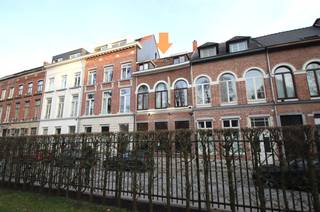 Dit karaktervol handelspand geniet van een heel knappe ligging: vlak over het stadspark, met een gegarandeerde passage van studenten!De ruime woning...