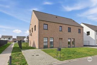 <p><span>INSTAPKLARE WONING MET 3 SLKS & TUIN</span></p><p><span> </span></p><p><span>In het rustige & groene Munsterbilzen, deelgemeente van de stad Bilzen-Hoeselt treffen wij de verkaveling “Munstergaarde” aan. Wij bevinden ons op enkele minuten van het centrum van Bilzen waardoor lokale handelaars, supermarkten, scholen, … snel bereikbaar zijn. Leuk detail is de nabijheid van verschillende verbindingswegen waardoor deze woning ideaal is voor wie belang hecht aan vlotte verplaatsingen naar omliggende steden en gemeenten. </span></p><p><span> </span></p><p><span>Wij betreden de woning via de voordeur die ons toegang geeft tot de inkomhal. Hier treffen wij een gastentoilet met handspoelbakje aan. Via de inkomhal begeven wij ons naar de leefruimte met een volledig uitgeruste en open keuken die via het schuifraam toegang geeft tot het terras en de tuin. Ideaal is de berging gelegen naast de keuken. Deze doet enerzijds dienst als voorraadkamer en anderzijds als wasruimte. </span></p><p><span> </span></p><p><span>Nadat wij de benedenverdieping hebben ontdekt begeven wij ons via de trap in de leefruimte naar de eerste verdieping. Toegekomen op de nachthal krijgen wij toegang tot maar liefst drie slaapkamers waarvan één met toegang tot de bergzolder via het zolderluik en dressing, een apart toilet en als laatste ontdekken wij de volledig uitgeruste badkamer met een inloopdouche en een lavabomeubel.</span></p><p><span> </span></p><p><span>Troeven:<br />- Energiezuinige woning<br />- Onderhoudsvriendelijke tuin met terras<br />- Parkeergelegenheid aan de woning<br />- Aanwezigheid van nieuwste technieken zoals zonnepanelen, regenwaterrecuperatie, …</span></p><p><span> </span></p><p><span>KORT SAMENGEVAT</span><span>:</span></p><p><span>Vraagprijs: € 398.000,00</span></p><p><span>Verkoop onder registratierechten (2% of 12%)</span></p><p><span> </span></p><p><span>Nieuwsgierig om deze knappe woning te ontdekken? Vraag dan snel een bezoek aan via info@canius.be of contacteer één van onze medewerkers op het nummer 078 78 30 39 om samen deze woning te ontdekken. </span></p><p><span> </span></p><p><span>De vermelde oppervlaktes zijn slechts een indicatie. Canius Real Estate kan niet verantwoordelijk gesteld worden voor de juistheid van de door zijn verstrekte gegevens.</span></p><p><span> </span></p>