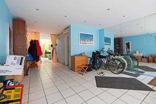 <u><strong>Te koop:</strong></u> karaktervolle gesloten woning in het centrum van Zaventem, op een premium locatie nabij scholen, openbaar vervoer en invalswegen.<br /><br />Deze woning, gebouwd tussen 1900 en 1918, combineert authentieke charme met moderne comfortvoorzieningen. Dankzij de nieuwe ketel (2020) en airco geniet u het hele jaar door van een aangenaam binnenklimaat. Bovendien bevestigde de gemeente Zaventem dat het pand, momenteel ingeschreven als handelshuis, kan worden omgevormd tot eengezinswoning. Met een EPC-label C is dit een energiezuinige keuze in het hart van de stad.<br /><br /><u><strong>Belangrijkste ruimtes:</strong></u><br />• Ruime woonkamer (45,2 m²) met veel lichtinval<br />• TV-kamer (24 m²) ideaal voor ontspanning<br />• Keuken (26 m²) met directe toegang tot het terras<br />• Drie slaapkamers (16,2 m², 10 m² en 21 m²)<br />• Badkamer (11 m²)<br />• Kelder (18 m²) voor extra opslag<br />• Tuin (60 m²) voor buitenplezier<br /><br /><u><strong>Troeven:</strong></u><br />• Nieuwe ketel van 2020 en airco<br />• Mogelijkheid tot omvorming naar eengezinswoning<br />• EPC-label C<br /><br />Meer informatie of een bezoek met Joery Van De Gucht? Contacteer ons via +3223351115<br />JOUW DROOMHUIS. ZO GEVONDEN!