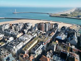 - Zonnig terras<br />- Jonge residentie<br />- Twee volwaardige slaapkamers<br />- Centrale ligging <br /><br />Dit appartement bevindt zich in de jonge, stijlvolle residentie "Milano" en is afgewerkt met oog voor kwaliteit. Met twee ruime slaapkamers en een groot, zonnig terras, biedt dit appartement een ideale combinatie van comfort en luxe. Het terras is perfect om te genieten van de zon en buiten te ontspannen.<br />In het hart van Oostende, op slechts enkele minuten wandelen van het strand en dichtbij het station. Geniet van het beste van de stad, met winkels, restaurants en het bruisende stadsleven om de hoek.<br /><br /><strong>Indeling</strong>: inkomhal met vestiaire, gezellige en lichtrijke woonkamer, zonnig terras, volledig ingerichte keuken, berging met aansluiting voor wasmachine/ droogkast, twee volwaardige slaapkamers, afzonderlijk toilet, badkamer met inloopdouche, dubbele wastafel en toilet. <br /><br />Zéér gunstig E-peil: E39 - elektriciteit conform gekeurd. <br /><br />Ideaal voor wie op zoek is naar een moderne en comfortabele woonst op een toplocatie in Oostende!<br /><br />Bovendien werd het appartement pas in 2019 in gebruik genomen, en is het zelden bewoond geweest. <br /><br />Contacteer ons voor meer informatie of een plaatsbezoek, Immo De Beus 059 510 300. 