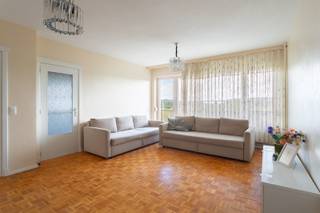 Dit aangename appartement bevindt zich op Linkeroever, waar wonen in een rustige en groene omgeving perfect samengaat met een goede bereikbaarheid van Antwerpen-centrum. In de nabije omgeving vindt u winkels, scholen, horecazaken en verschillende recreatiemogelijkheden. Ook de Schelde, de wandel- en fietsdijk en het strand van Sint-Anneke bevinden zich op wandelafstand. Dankzij het openbaar vervoer en de vlotte verbindingen zijn ook het stadscentrum en de belangrijkste invalswegen gemakkelijk bereikbaar.<br /><br />Gelegen op de negende verdieping van een verzorgd gebouw, biedt dit appartement een comfortabele woonomgeving met twee slaapkamers en een aangenaam terras.<br /><br />De ruime leefruimte beschikt over een parketvloer en grote raampartijen die zorgen voor een aangename hoeveelheid daglicht. Aansluitend bevinden zich de eetkamer en de keuken. Vanuit deze ruimtes heeft u rechtstreeks toegang tot het ruime terras aan de voorzijde van het gebouw. Beide slaapkamers zijn praktisch ingericht en bieden eveneens toegang tot het terras. De badkamer beschikt over een ligbad met douche en een lavabo.<br /><br />Extra troeven:<br />- Twee slaapkamers<br />- Lichtrijke leefruimte met parketvloer<br />- Beide slaapkamers met toegang tot het terras<br />- Nabij de Schelde en het strand van Sint-Anneke<br />- Goede verbinding met het centrum van Antwerpen<br />- Elektrische installatie conform