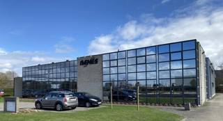 7 kantoorruimtes te huur op toplocatie! <br /><br />Op zoek naar een inspirerende werkplek op een ideale locatie? Dit moderne kantoorgebouw biedt 7 beschikbare kantoorruimtes met veel mogelijkheden. Het gebouw is zeer centraal gelegen nabij de oprit van de E40 en ook Leuven centrum is vlot bereikbaar met openbaar vervoer. <br /><br />De opgenomen prijs is een TOTAALPRIJS : alle kosten zijn inbegrepen waaronder : energiekost (water, verwarming, electriciteit), maar ook onderhoud van tuin/ramen/gemeenschappelijke delen, gebruik van verschillende vergaderruimtes (inclusief kitchenette), parking, Securitas groepsbewaking .<br /><br />Verder zijn er diverse oppervlakten beschikbaar, aangepast aan uw behoeften. <br /><br />Ruimte 1: 19m² voor 551 EUR/maand (beschikbaar: onmiddellijk) <br />Ruimte 2: 26m² voor 754 EUR/maand (beschikbaar: onmiddellijk) <br />Ruimte 3 en 4: 18m² voor 522 EUR/maand (beschikbaar: 01/03/2025)<br />Ruimte 5: 24m² voor 696 EUR/maand (beschikbaar: 01/03/2025)<br />Ruimte 6: 26m² voor 754 EUR/maand (beschikbaar: onmiddellijk) <br />Ruimte 7: 20m² voor 580 EUR/maand ( beschikbaar: 01/04/2025)<br /><br />Het onderhoud van gemene delen en het privatief verbruik is inbegrepen in de huurprijs. <br /><br />Mis deze kans niet en vestig uw bedrijf op een locatie die professionaliteit en bereikbaarheid combineert. <br />Interesse? Neem contact op via michelle.vanroy@living-stone.be of bel naar het nummer 0472 93 81 54.