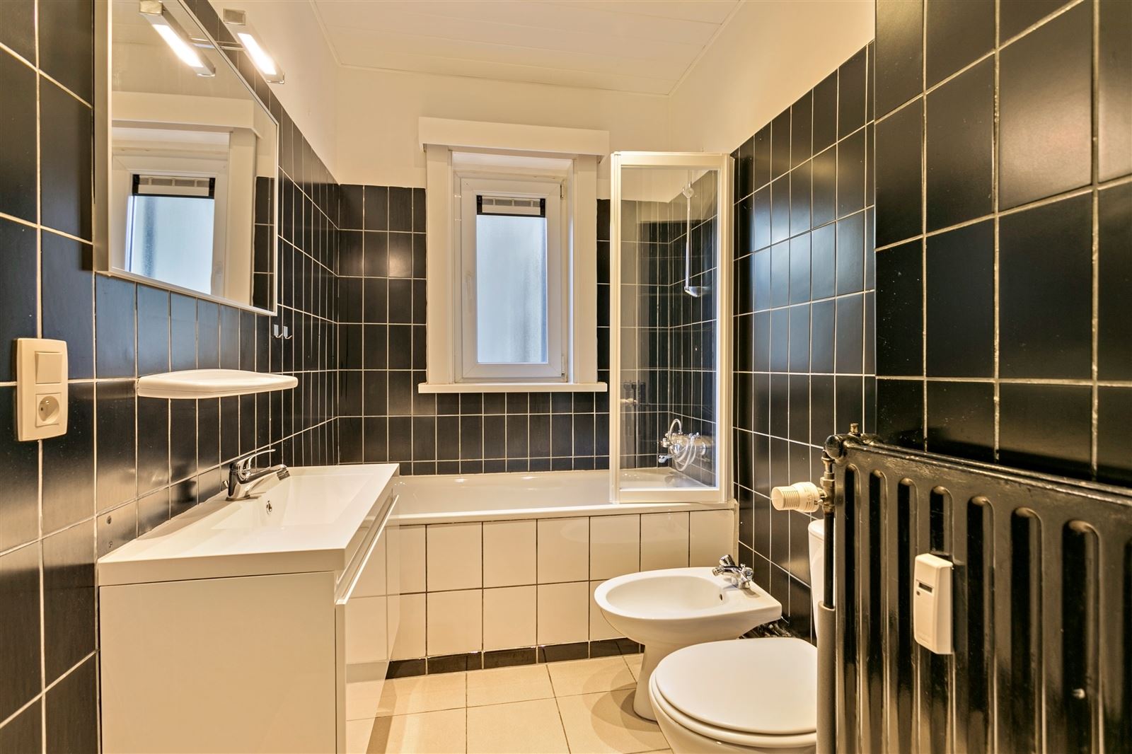 Op te frissnen 2 slpk appartement op centrale en vlot bereikbare ligging. - foto 4