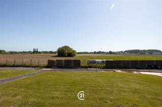 Welkom in deze karaktervolle en te renoveren woning gelegen in Opwijk! Dit is een unieke kans om eigenaar te worden van een indrukwekkend pand met meer dan vijfduizend vierkante meter grond, ideaal voor wie op zoek is naar ruimte in een landelijke omgeving.Deze karaktervolle woning beschikt over drie slaapkamers, perfect voor het hele gezin of voor vrienden. De badkamer biedt voldoende ruimte met zowel een hoekbad, als een douche. De woning beschikt over een grote leefruimte met grote ramen, waardoor er geen gebrek is aan licht. De volledig ingerichte keuken is voorzien van alle nodige apparatuur voor uw culinaire creaties. Een van de grootste troeven van dit pand is de tuin. Volledig omring door hagen en bomen, geniet u van een volledige privacy. Het grote terras is de perfecte plaats om te kunnen genieten van rust, na een lange werkdag. De woning is volledig onderkelderd, perfect voor voor en vrij beroep, of voor opslag. Met de dubbele garage en de grote oprit, is er aan parkeerplek geen gebrek. Dit pand biedt ongetwijfeld veel mogelijkheden. De ruime gronden met veel groen en de perfecte ligging maakt dit een ideale keuze voor wie zoekt naar rust en ruimte. Maak van dit huis uw echte THUIS!Bod vanaf 595.000€ (op voorwaarde van aanvaarding van de verkoper)