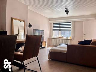 Woning met 1 slaapkamer gelegen nabij het centrum van Mol. Het huis heeft de volgende indeling: Men komt binnen via de lichtrijke woonkamer (vinyl, 24m²). Vanuit de woonkamer kan men naar de lichtrijke keuken (vinyl, 9m² ; 1.5 spoelbak, kasten, keramisch kookvuur, dampkap). Vanuit de keuken kan men naar de kelder en de veranda (vinyl, 15m² ; wasmachine-aansluiting). Via de veranda kan men naar de badkamer met douche, lavabo en een toilet (tegels, 5m²). <br /><br />Aangrenzend aan de woonkamer bevind zich er nog 1 ruime slaapkamer (vinyl, 7m²). <br /><br />Achteraan het gebouw vindt men nog een ruime tuin met terras en een tuinberging terug. Helemaal achteraan het huis is er een garage aanwezig die als extra opslag kan gebruikt worden.<br /><br />Verder beschikt de woning over een kelder en nog een oprit dat geschikt is als een autostaanplaats.<br /><br />- EPC = 399 kWh/m²<br />- CV = Aardgas<br /><br /><br />Voor bijkomende inlichtingen of een bezoek ter plaatse kan u steeds vrijblijvend contact opnemen met Immo SP op het nummer 014/59.10.20. of via info@immosp.be.