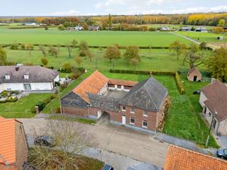 Deze karaktervolle vierkantshoeve, gelegen in het landelijke Vliermaalroot (Hasselt), combineert authentieke charme met een mooie dosis ruimte en potentieel. De woning dateert oorspronkelijk uit 1930 en werd doorheen de jaren zorgvuldig gerenoveerd, met respect voor haar erfgoedwaarde. Zo werden dak en muren van de schuur al volledig gerenoveerd. <br />De woning biedt een bewoonbare oppervlakte van ca. 175 m² (bron EPC), het totale bruikbare volume van de hoeve bedraagt circa 375 m2. Binnenin vinden we drie slaapkamers en een badkamer. De hoeve werd deels voorzien van pvc-ramen met dubbel glas. <br />De ruime tuin, georiënteerd op het oosten en grenzend aan een agrarische zone biedt veel rust en privacy. De aanwezige garage biedt extra comfort en opbergruimte.<br /><br />Met haar authentieke uitstraling, royale perceel en gunstige ligging is deze woning ideaal voor gezinnen die op zoek zijn naar rust, ruimte en karakter. Met enkele energiebesparende ingrepen en een persoonlijke touch kan deze hoeve worden omgevormd tot een prachtige gezinswoning met ziel in hartje Hasselt. Dankzij de ruime oppervlakte is ook wonen en werken zeker een optie!<br /><br />Buitengewone kenmerken:<br />- Authentieke vierkantshoeve<br />- 375m2 bruikbare oppervlakte<br />- Gerenoveerde schuur<br />- Rustige ligging<br />- Goed bereikbaarheid<br />- Zolder om te vormen naar kamers