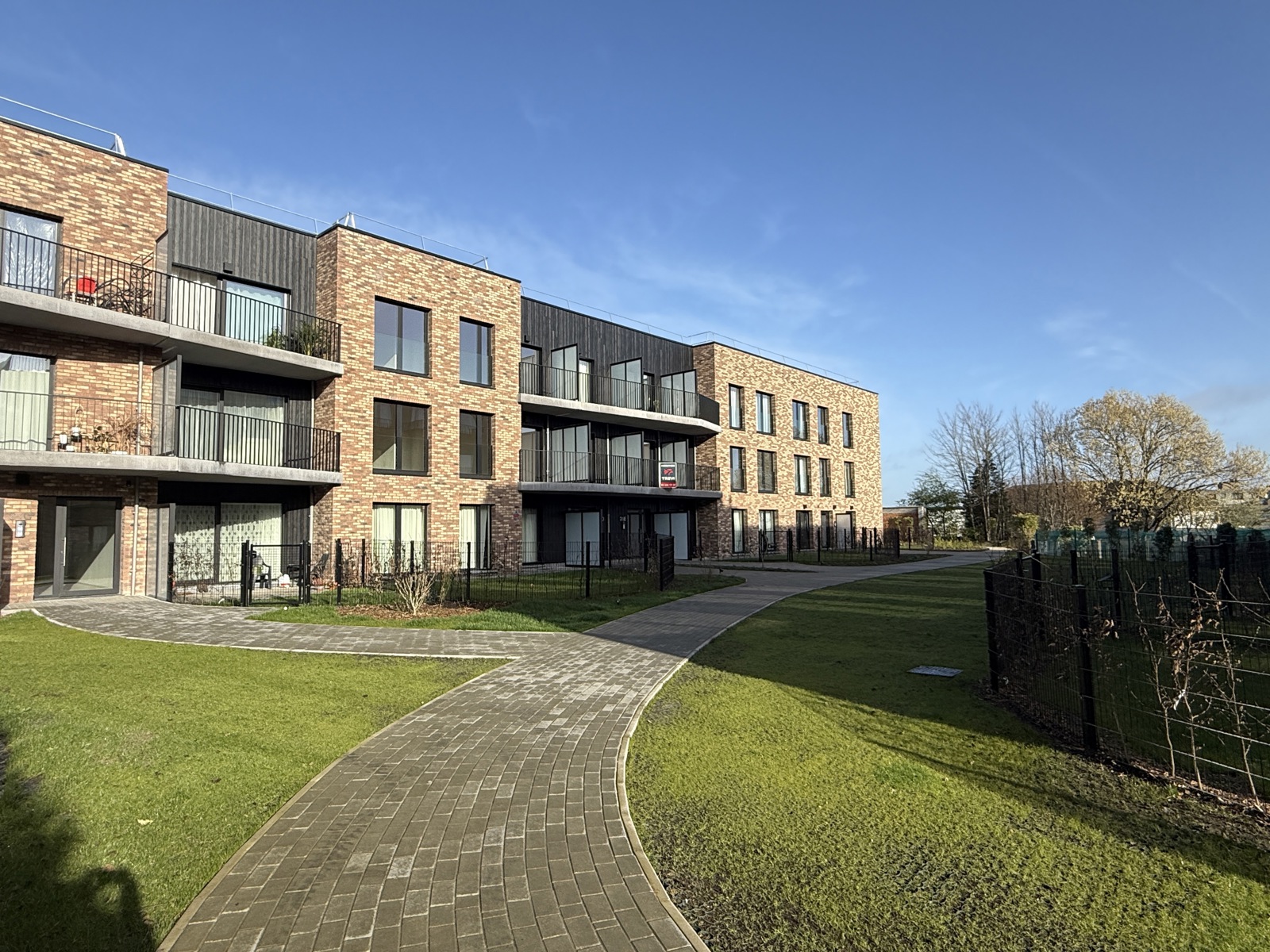 Gelijkvloers 2 slaapkamer appartement met tuin - foto 2