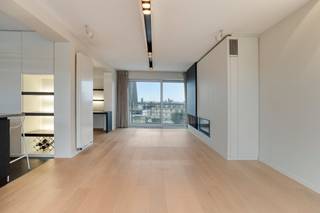 Stijlvol duplex appartement te koop met prachtig uitzicht op de Kleine Bassin in Roeselare.<br /><br />Dit appartement bevindt zich op de vierde verdieping van een stijlvol gebouw uit 2008, vlak bij het Moermanpark in Roeselare. Het ontwerp is van de hand van het gerenommeerde architectenbureau Buro II.<br /><br />Vanuit de leefruimte en vanop de terrassen geniet u van een prachtig uitzicht over de Kleine Bassin, waar water, groen en stadsleven harmonieus samenkomen.<br /><br />In 2018 werd het appartement volledig ingericht door een interieurarchitect, met aandacht voor licht, ruimte en hoogwaardig wooncomfort. Het resultaat is een eigentijds en warm interieur waar functionaliteit en stijl elkaar versterken.<br /><br />Bij binnenkomst verwelkomt de ruime inkomhal u met een vestiaire, gastentoilet en een praktische bureauruimte, ideaal voor thuiswerk. De lichtrijke leefruimte met grote raampartijen sluit perfect aan op de eetplaats en de moderne, volledig uitgeruste keuken met aansluitende berging/wasplaats. Op dit niveau zijn er drie terrassen, elk met hun eigen oriëntatie, zicht en sfeer, waardoor u op elk moment van de dag buiten kan genieten.<br /><br />Op de bovenverdieping bevinden zich twee ruime slaapkamers en een derde kamer die flexibel kan worden ingericht als kinderkamer, dressing of extra bureau. De stijlvolle badkamer is uitgerust met een ligbad, inloopdouche, tweede toilet en dubbele wastafel.<br /><br />Verder beschikt het appartement over een ruime kelderberging. Een ondergrondse garagebox (€ 30.000) kan worden bijgekocht, met de mogelijkheid tot aankoop van zelfs een tweede garagebox. <br /><br />Troeven op een rij:<br /><br />- Aanzienlijke bewoonbare oppervlakte: 157 m²<br />- 3 terrassen<br />- Ruime kelderberging inbegrepen<br />- Mogelijkheid tot aankoop van één of twee garageboxen<br />- Instapklaar en energiezuinig (EPC B /111 kWh/m²jaar, geen renovatieplicht)<br />- Centrale maar rustige ligging nabij Moermanpark en stadscentrum van Roeselare<br /><br /><br />