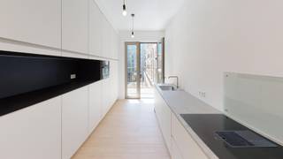 Recent appartement met lateraal zicht op het water en op wandelafstand van het MAS en de jachthaven.<br /><br />Indeling: Inkomhal met ingemaakte kastruimte en bergruimte voorzien van aansluiting voor wasmachine en droogkast. Vanuit de hal bereikt u een uiterst zonnige leefruimte met aangrenzend een terras dat uitkijkt op het water en een tweede terras met zuid gerichte oriëntatie. Volledig geïnstalleerde keuken voorzien van alle toestellen. Badkamer met dubbele wastafel, toilet en inloopdouche.<br /><br />De appartementen zijn energiezuinig, duurzaam en voorzien een maximum aan natuurlijk daglicht door gebruik te maken van grote raampartijen. De appartementen zijn allen voorzien van ruime terrassen, “loggia’s”.<br /><br />Een riante binnentuin vormt het groene hart van het complex. Via de arcades loopt u recht vanuit de levendige stad in deze oase van rust.<br /><br />Autostaanplaats nr 87 op -1 mogelijk aan te kopen aan 40.000;-EUR.