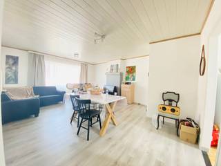 <p><strong>Handelspand met woonst en tal van mogelijkheden</strong><br />In Komen bevind zich een zeer ruime woning met herleven potentieel en ruime werkplaats ideaal voor zelfstandigen.<br /><br /><strong>indeling:</strong><br />via de inkom kom je binnen in 2 apparte ingangen, de eerste ingang bied toegang tot het commerciële deel ideaal voor zelfstandigen als werkplaats de beneden is voorzien van toilet, keuken badkamer en eventueel mogelijkheid tot bureel boven de werkplaats <br /><br />de 2de inkom bied toegang tot 2 apparte appartementen, appartement 1 nog volledig in te richten <br /><br />2de appartement reeds ingericht , living keuken, badkamer en 2 slaapkamers. </p>
<p><br /><br />hier geldt renovatieplicht</p>