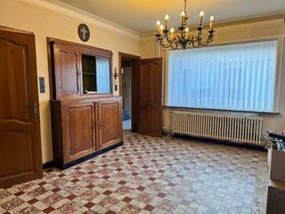 Deze charmante halfopen woning in het rustige Vichte biedt een mooie basis voor wie op zoek is naar ruimte, karakter én mogelijkheden. Met 193...