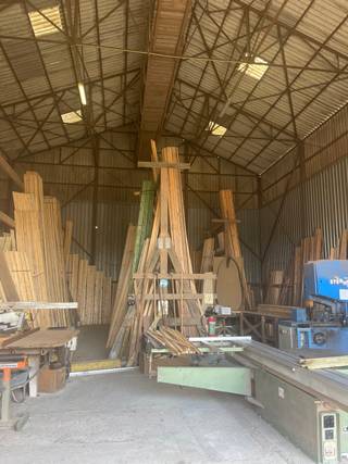 📍 For Sale – Warehouse with Land – Rue PhilippebourgWe are pleased to offer a mixed-use property in a convenient location, consisting of: *...