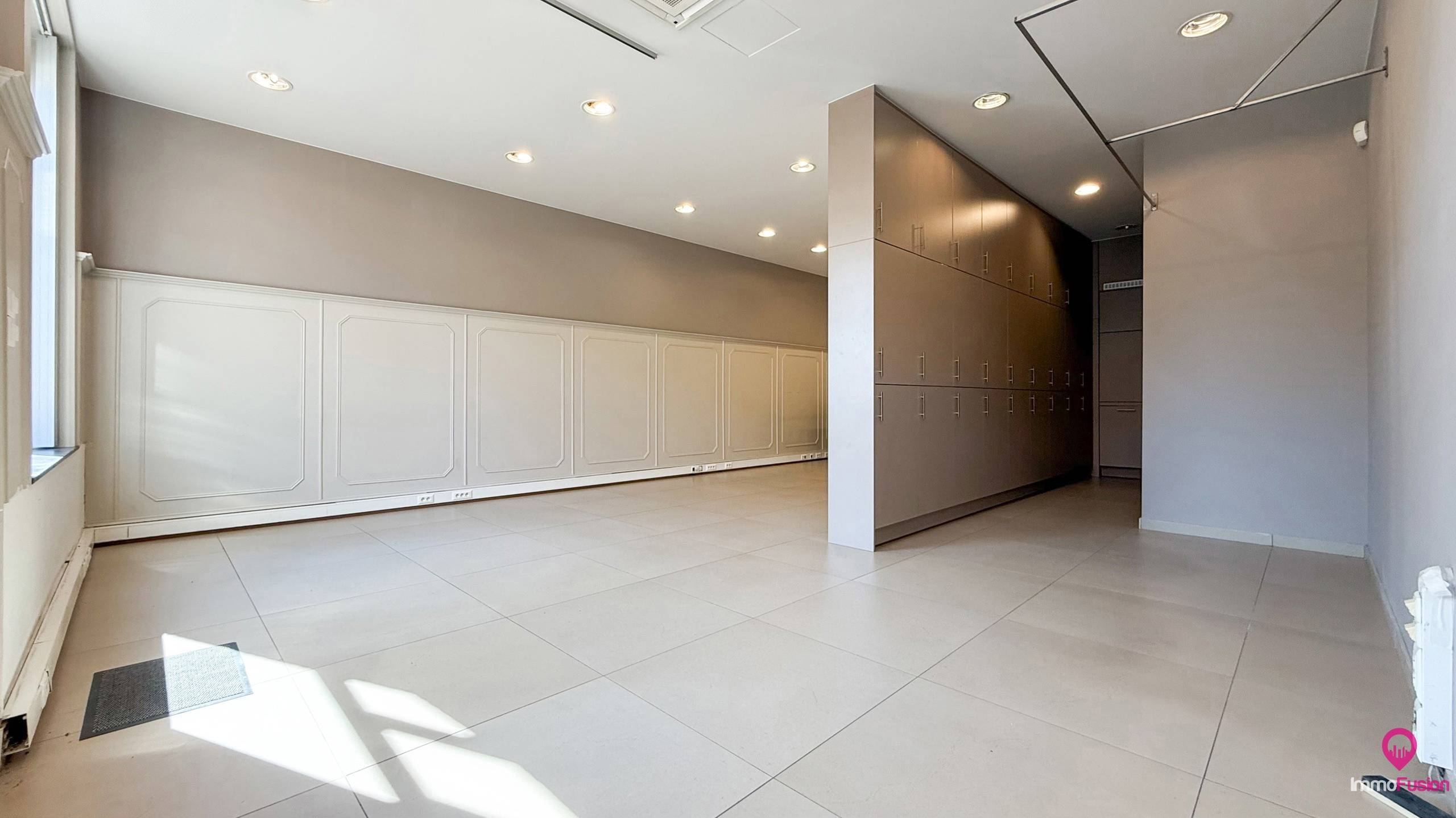 Instapklaar kantoor 71m² met zichtbaarheid centrum Beringen! - foto 1