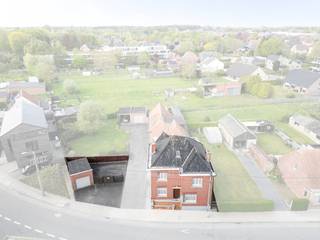 Interessante woning, prijs onderhandelbaar!<br />Centraal gelegen karaktervolle woning uit 1941, te vinden aan de Oekensestraat 22.<br />Deze heel stevig gebouwde woning heeft een totale bewoonbare oppervlakte van 220m² en biedt hiermee tal van mogelijkheden, zowel als gezinswoning maar ook voor (gedeeltelijk) professioneel gebruik. <br />De vele raampartijen (met rolluiken) geven de woning een heel luchtig gevoel. <br />De woning vraagt een grondige renovatie met hierbij het voordeel dit volledig naar eigen smaak en budget uit te voeren.<br />Indeling:<br />GELIJKVLOERS:<br />inkomhal - afzonderlijke zithoek (bureel) - zongerichte woonkamer (eethoek) - droge kelder - keuken - ruime veranda met o.a. toilet en aanpalende polyvalente ruimte met (verouderde- CV-ketel en extra zoldergedeelte. <br />VERDIEPING:<br />nachthal - grote badkamer - 3 volwaardige slaapkamers<br />ZOLDER: <br />vaste trap - nog in te richten zolderruimte (extra slaapkamer met annex badkamer).<br />EXTERIEUR:<br />geasfalteerde oprit (onbeperkt recht van doorgang voor achtergelegen buurman!) - parking - klein zuidgericht koertje - afzonderlijke garage met automatische poort.<br /><br />Mits het herindelen van enkele ruimtes (zoals veranda &amp; polyvalente technische ruime tot open leefkeuken - bestaande keuken tot wasplaats - woonkamer tot TV-hoek - ...) kan hier een heel aangename gezinswoning gecreëerd worden en dit op een super ligging in Rumbeke.<br />Woning onderhevig aan renovatieplicht (EPC label F).<br />Interesse gewekt? Sarah geeft met plezier een rondleiding!