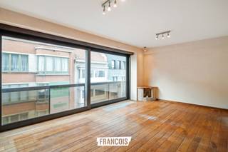 Dit ruim tweeslaapkamer appartement is gelegen aan Petit Paris (Belle Epoquewijk) te Oostende. Op wandelafstand zijn er talrijke handelaars alsook bereikt u in een handomdraai het strand en het centrum. <br /><br />Het appartement geniet enkele troeven. Zo is er een grote inkomhal met vestiaireruimte die de kamers verbindt. De leefruimte is lichtrijk dankzij het brede schuifraam. De aanpalende keuken is functioneel uitgerust.<br /><br />Er zijn twee slaapkamers aanwezig in het appartement. De badkamer is uitgerust met een lavabo alsook bad/douchecombinatie. Het toilet is apart. <br /><br />Tot slot is er nog een privatieve kelderberging inbegrepen. <br /><br />Bent u op zoek naar een interessante investering/uitvalsbasis aan de kust? Aarzel dan niet en neem contact op voor meer info of een afspraak! <br /><br />