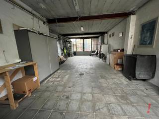 <p>Ontdek deze unieke retailruimte in het hart van Sint-Kruis, net buiten de stadsring gelegen aan de Kruispoort, met een totale bewoonbare oppervlakte van 200m² op een perceel van 385m². Deze ruime woning met bijhorende loods biedt drie ruime slaapkamers en een opslagplaats, ideaal voor zelfstandigen, gezinnen met hobbies of als investeringsmogelijkheid.<br />Op de gelijkvloerse verdieping is een dubbele poort met een ruime garage (ca 65m2). Verder is een binnenkoer met doorgang naar een grote opslag- of werkplaats (ca400m2).<br />Er is doorgang van zowel de 1e garage alsook een aparte inkomhal naar de bovengelegen woonst.<br />Deze omvat een inkomhal naar de 1e verdieping met een woon- en eetkamer met een nieuw ingerichte keuken. Verder is een badkamer met lavabo, douche en toilet.<br />Vaste trap naar de 2e verdieping met 3 volwaardige slaapkamers met daarboven een kruipzolder.<br />Een van de grootste troeven van deze woning is de dubbele garage, ideaal voor meerdere voertuigen of als extra opslagruimte. De achterliggende werkplaats biedt tal van mogelijkheden voor ondernemers of hobbyisten die extra ruimte nodig hebben.<br />Deze eigendom biedt een uitstekende connectiviteit, gelegen dicht bij belangrijke uitvalswegen en openbaar vervoer. <br />Kortom, een veelzijdige pand dat zowel een comfortabele woonruimte als een uitstekende zakelijk potentieel biedt. Mis deze unieke kans niet in Sint-Kruis!<br />Dit pand biedt tal van mogelijkheden voor wie op zoek is naar een groot volume op een toplocatie!<br />EPC: 772kWh/m2, nieuwe ramen in dubbele beglazing met pvc raamomlijsting en rolluiken voorzien.<br />Vraagprijs: 549.000 euro.<br />Voor info/bezoek: 050 733 337 of kantoor@immowoon.be</p>