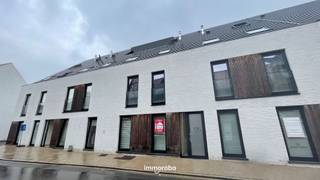 Gelijkvloers appartement met 2 slaapkamers, woonkamer met open keuken (voorzien van alle toestellen), ruime badkamer (douche/dubbele wastafel), berging, west-georiënteerd terras + tuin en inclusief garagebox.<br /><br />Onmiddellijk beschikbaar. <br />Syndickosten: €50/maand.<br /><br />Voor meer info of een bezoek: lisa@immoroba.be