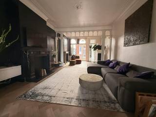 Boven de stad, ver boven het gewone: in een statige beaux-artswoning uit 1913, diep in de gegeerde Markgravebuurt, bevindt zich een werkelijk unieke duplex penthouse. Op de derde en vierde verdieping strekt zich 215 m² woonruimte uit, aangevuld met twee royale terrassen in tropisch hardhout — 23 m² en 26 m² — die samen een ononderbroken 360°-panorama bieden over de skyline, de torens en de groene tuinen van Antwerpen Zuid. Geen terras met uitzicht, maar een ervaring op zich.<br /><br />De Markgravebuurt vormt het meest geliefde stedelijke weefsel van de stad: residentieel, groen, op wandelafstand van het Hof van Leysen, de gastronomische hotspots van Antwerpen-Zuid en de culturele as van de stad. Hier woon je centraal zonder het drukke stadsgevoel, en hoog genoeg om zelf voor rust te kiezen.<br /><br />Binnenin verbinden grote schuiframen op de duplexverdieping de master bedroom rechtstreeks met de terrassen, zodat licht, lucht en stadspanorama vrijelijk naar binnen stromen. De royale leefruimte met geïntegreerde open keuken is gemaakt voor wie graag leeft én ontvangt. Drie slaapkamers, authentieke plafonds en detailleringen, centrale verwarming op gas, EPC C, geen maandelijkse lasten, en een recente gerenoveerde badkamer maken het geheel compleet.<br /><br />Let op: dit karaktervolle gebouw heeft geen lift. Het appartement is daardoor minder geschikt voor gezinnen met jonge kinderen of mensen die minder goed te been zijn.<br /><br />Afspraak via Dewaele.com!<br /><br />De algemene voorwaarden van Dewaele DIY kunt u steeds raadplegen via dewaele.com.<br /><br />Bestuursmaatregelen in het maatregelenregister: nee