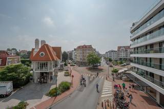 Op de tweede verdieping van de residentie Triangle Vert, met zijn iconische en tijdloze architectuur, gelegen op een van de mooiste en...