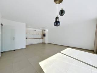 Aan de hippe stationsbuurt in Aalter vinden we dit instapklaar 2-slaapkamer appartement met zéér ruim terras. Ideaal voor eigen bewoning of...