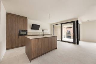 <strong>NIEUWBOUWAPPARTEMENT MET 2 SLAAPKAMERS IN HARTJE HOOGSTRATEN<br /><br /></strong>Dit moderne nieuwbouwappartement gelegen op de eerste verdieping, bevindt zich in het prachtige project "De Tram", in het hartje van Hoogstraten.<br /><br /><strong>INDELING<br />1STE VERDIEPING<br /></strong><span>Inkomhal met ruimte voor een ingemaakte vestiairekast. Woonkamer met open keuken en keukeneiland met toegang naar het terras.<br />Keuken voorzien van volgende toestellen: inductiekookplaat, afzuigkap, combi-oven, vaatwasser en koelkast.<br />Nachthal met toegang tot toiletruimte met handenwasser, 2 slaapkamers, berging/wasplaats, warmtepomp en aansluiting voor wasmachine en droogkast en badkamer voorzien van een inloopdouche en een dubbele lavabo.<br /></span><span><br /><strong>BUITEN<br /></strong>Zuid-georiënteerd terras<br /><br /><strong>KELDERVERDIEPING<br /></strong>Ondergronds is er een parkeergarage voorzien van autostaanplaatsen, fietsstaanplaatsen en private bergingen. <br /></span><br /><span><strong>BIJZONDERHEDEN</strong></span><br /><span>Vloerverwarming. Warmtepomp. Aluminium schrijnwerk. Dubbele isolerende beglazing. <br />Ventilatiesysteem type-D. Zonnepanelen aanwezig. Lift aanwezig.<br /></span><span><br /></span><b>ALGEMEEN<br /></b>Het appartement wordt volledig afgewerkt en instapklaar opgeleverd, met ruime afwerkingsbudgetten en een hoogwaardige materiaalkeuze. Het gehele project bevindt zich momenteel in de laatste afwerkingsfase. <br /><br />De autostaanplaats en kelderberging zijn apart aan te kopen.<br /><br />Project en uitvoering: <strong>Martrick Projects</strong>.