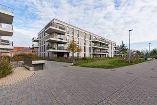 Dit tijdloze appartement werd opgetrokken in 2018 en is gelegen op de derde en dus bovenste verdieping waardoor het een aangenaam uitzicht geeft...