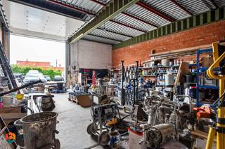 Op een uitstekende locatie in het Industriepark te Heist-op-den-Berg bevindt zich deze magazijnruimte voorzien van een hoge toegangspoort. U geniet hier van een uitstekende bereikbaarheid dankzij de centrale ligging vlakbij belangrijke invalswegen.<br /><br />Deze unit beschikt over een totale oppervlakte van 150 m². De open ruimte biedt tal van mogelijkheden. Huur onder BTW. Beschikbaar vanaf 1 september.<br /><br />Dit is een uitstekende opportuniteit als u op zoek bent naar een magazijnruimte op een uitstekende locatie. Contacteer ons op 0474/78.07.73 voor meer informatie of neem een kijkje op www.boonstravastgoed.be. <br /><br />Bijzonderheden:<br />- Uitstekende ligging<br />- Hoge toegangspoort<br />- Oppervlakte = 150 m²