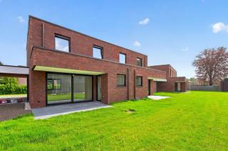 Deze nieuwbouwwoning met 3 slaapkamers en zuid-tuin ligt op een echte toplocatie. Zeer rustig maar toch op minder dan 100 meter van het dorpscentrum. Uitgerust met energiezuinige en duurzame technieken zoals een warmtepomp, vloerverwarming, ventilatiesysteem, regenwaterrecuperatie, zonnepanelen, .... Indeling: GLV – inkom; gastentoilet; woonkamer; open keuken; directe toegang tot terras en tuin; technische berging (aansluiting WM/DK en technieken). Bovenverdieping – 3 ruime slaapkamers en ruime badkamer. Terras en tuinzones worden aangelegd. De tuin wordt omheind en er is een ruime berging. <br />U hebt hier de mogelijkheid om de woning in te richten naar eigen stijl en smaak. Vloeren, trap, deuren, keuken, badkamer en sanitair kunt u nog helemaal afwerken naar keuze volgens het lastenboek. Aankoop onder stelsel van registratierechten (grond) en BTW (woning). Een ondergrondse parking is verplicht aan te (huur-)kopen. <br />Wilt u ook duurzaam en energiezuinig wonen in alle comfort? Bel voor info of een bezoek 0479 01 00 00 of mail naar info@avantivastgoed.be