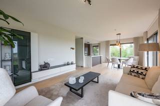 <p>Residentie Bo’rive bestaat uit moderne assistentiewoningen, voorzien van alle comfort.<span> </span><span>In uw assistentiewoning geniet u van de rust, het zicht op een groot toekomstig groen park en de openheid van het water. Stapt u de deur uit, dan hoeft u niet ver te gaan. Hier vindt u alles wat u nodig hebt op wandel- of fietsafstand.</span><br /><br /><strong>INDELING</strong><br />U betreedt de assistentiewoning via een privé inkom.<br />Een lichtrijke woonruimte met open keuken.<br />Langs 2 zijdes toegang tot de ruimte tuin met terras.<br />2 Slaapkamers waarvan één met directe toegang tot de badkamer (inloopdouche, lavabo en toilet).<br />Apart gastentoilet en praktische berging.<br /><br /><strong>BIJZONDERHEDEN<br /></strong>- Mogelijkheid aankoop van ondergrondse parking en berging<br />- Fiscaalvriendelijke investering: 12% BTW ipv 21%<br />- Syndicus: € 4,5 / dag en services: € 6,63 / dag<br /><br /><strong>POSITIEVE ASPECTEN</strong><br />- Unieke ligging: bij het water en in een groene omgeving<br />- Moderne BEN-(assistentie)woningen<br />- Comfort- en zorgdiensten op maat<br />- Vlot bereikbaar met openbaar vervoer en wagen<br />- Verschillende winkels en wekelijkse markt vlakbij<br />- Centraal gelegen tussen Antwerpen en Brussel<br /><br /></p>