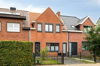 De woning die we te koop aanbieden in Kapellen geniet een ideale ligging in de Akkerstraat vlakbij alle belangrijke voorzieningen zoals scholen/winkels, openbaar vervoer, etc. doch in een heel rustige straat- dit maakt het allemaal ideaal voor gezinnen met kinderen!<br /><br />We betreden de woning via de inkomhal die toegang geeft tot de open leefruimte voorzien van een zit- en eetgedeelte. Aansluitend vinden we de volledig geïnstalleerde keuken voorzien vankookeiland. Achteraan vinden we de ruime badkamer met douche en verder de aansluiting wasmachine en droogkast. <br /><br />De eerste verdieping omhelst 2 volwaardige, ruime slaapkamers en een derde kamer ideaal als bureauruimte/extra opslag/etc. <br /><br />Last but not least kan je in de groene tuin mét zij-ingang genieten van heel wat gezellige apero-momentjes, winterse barbecue en ga zo maar door. In de tuin is ook een apart tuinhuis/opslagplaats voorzien. <br /><br />Bijzonderheden: <br />- gunstig EPC: 272kWh/m² (label C) <br />- conforme EK en asbestveilig<br />- volledige renovatie <br />- handige zij-ingang<br /><br />Kortom, een instapklare woning met een ruime leefruimte en aangename tuin op een gunstige ligging in Kapellen. Interesse? Contacteer Dewaele Vastgoed voor meer informatie of een bezoek!<br /><br />Interesse om van deze woning uw thuis te maken? Neem snel contact op met ons vastgoedkantoor! 03/666 66 66 of femke.van.helvert@dewaele.com - uw Dewaele kantoor in Kapellen aan de Hoevensebaan 25 - steeds vrijblijvende schatting en verkoopadvies!<br /><br /><br /><br />Bestuursmaatregelen in het maatregelenregister: in aanvraag