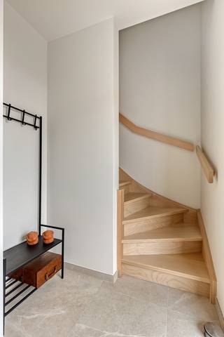 <p>Deze halfopen woning met twee volwaardige verdiepingen en een hellend dak combineert tijdloze architectuur met hedendaags wooncomfort.<br />Op het gelijkvloers vind je een open en lichtrijke leefruimte met een gezellige hoek die perfect ingericht kan worden als thuiskantoor of werkplek, ideaal om verbonden te blijven met het gezin terwijl je toch rustig kan werken.<br /><br />Op de verdieping bevinden zich:<br />✔ Drie ruime slaapkamers<br />✔ Een badkamer (indeling volgens plan)<br />✔ Een grote zolder als extra opslagruimte<br /><br />Je woont hier duurzaam, in een groene omgeving én op een vlot bereikbare locatie.<br /><br /><strong>Modelwoning</strong><br />Deze woning fungeert tevens als modelwoning en kan op aanvraag bezocht worden.<br />Contacteer vrijblijvend onze bouwadviseur steven@lapeirre.be.<br /><br /><span>Prijs = incl. aansluitingskosten, infrastructuur, grond, constructie, architect, EPB-verslaggeving, veiligheidscoördinatie. <br />All-in prijs: 430.604 euro (incl. bovenstaande kosten + BTW en registratie)</span></p>