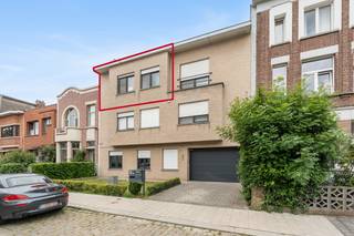 <p>Te koop: verzorgd appartement in Borgerhout, op wandelafstand van het groene Te Boelaarpark en tal van trendy hotspots.<br /><br />Dit appartement biedt een unieke combinatie van rust en stadsleven dankzij de gegeerde ligging nabij park, scholen, openbaar vervoer en invalswegen. Het inpandige terras achteraan vormt een echte verlenging van de leefruimte. Dankzij de glazen wand die volledig geopend kan worden, geniet je hier zowel op zonnige dagen als tijdens de koelere maanden van een aangename buitenbeleving.<br />Bovendien beschikt het over een private garagebox – een absolute troef in deze buurt voor veilige parking en extra bergruimte.<br /><br />Belangrijkste ruimtes:<br />• Woonkamer met aangename lichtinval<br />• Keuken met dubbele spoelbak, vaatwasser, dampkap, koelkast, combi-oven en inductiekookplaat<br />• Twee slaapkamers, beide voorzien van airco en rolluiken<br />• Badkamer met ligbad, wastafel in meubel, aansluiting voor wasmachine en droogkast<br />• Apart toilet met handenwasser<br />• Berging met verwarmingsketel<br />• Terras achteraan<br /><br />Troeven:<br />• Gegeerde locatie nabij Te Boelaarpark en stadsvoorzieningen<br />• Gezellig terras achteraan<br />• Private garagebox met laadpaal, optioneel mee aan te kopen voor €35.000. <br />• Individuele meters<br /><br />Neem vandaag nog contact op met je ERA-makelaar voor een bezoek. JOUW DROOMAPPARTEMENT. ZO GEVONDEN!</p>