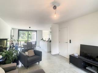 Volledig gerenoveerde gezinswoning met zonnige tuin te Oud-Heverlee!Deze woning werd volledig gerenoveerd volgens de nieuwe energienormen en regels...