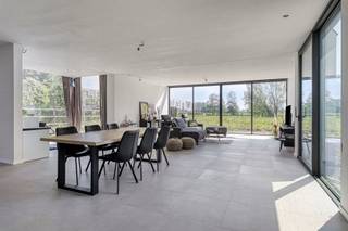 Unieke hedendaagse hoeve op toplocatie in ZulteOp een perceel van 4.759 m² bevindt zich deze energiezuinige, hedendaagse hoeve met een bewoonbare...