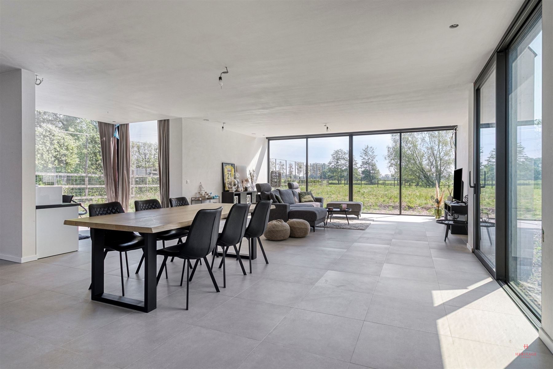 Ontdek deze unieke hedendaagse hoeve met tal van mogelijkheden op een perceel van 4.759 m² in Zulte  - foto 2