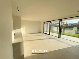 Vous souhaitez nous rendre visite ? Cela est possible UNIQUEMENT sur rendez-vous via notre site web personnel.(Disponible 24h/24 et 7j/7 tant que les réservations ne sont pas complètes) Via le bouton : « Prendre rendez-vous ». Il n'est pas possible de réserver par téléphone ou via des sites web externes.Cet appartement au rez-de-chaussée est situé dans la Résidence Quercus, un environnement calme et sans circulation au cœur de Merchtem.Grâce à sa situation centrale mais sereine, vous profitez ici d’un équilibre parfait entre dynamisme et tranquillité.En entrant dans l’appartement, vous accédez au hall d’entrée avec toilette invités.Le séjour spacieux et lumineux offre un cadre de vie agréable et s’ouvre sur une cuisine ouverte entièrement équipée.L’appartement dispose également de deux chambres à coucher et d’une salle de bains.Depuis le séjour, vous avez un accès direct au jardin privatif avec terrasse, idéal pour se détendre.Caractéristiques :- Situation idéale au centre de Merchtem- Appartement au rez-de-chaussée- Séjour spacieux avec cuisine ouverte- 2 chambres à coucher- Jardin privatif avec terrasse- Emplacement de parking inclus - Environnement calme et sans circulation- Garantie locative : 3 mois