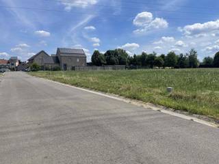 In een groene en rustige verkaveling te Merchtem, aan de Appelkotlaan, bieden wij u deze ruime bouwgrond aan van +/- 12a 95ca (LOT 5) Ideaal...