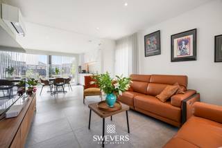 Voor meer info en foto’s, surf naar www.swevers.be – Instapklaar wonen krijgt een concrete betekenis in deze halfopen nieuwbouwwoning uit 2024 in Heppen. Met een kwalitatieve afwerking en EPC-label A+ is deze woning helemaal klaar voor de toekomst. Bovendien wordt ze verkocht onder registratierechten en geniet u nog drie jaar vrijstelling van onroerende voorheffing. Op het gelijkvloers vindt u een inkomhal met ingemaakte kast, apart toilet, berging en een lichtrijke open leefruimte met keuken. Grote raampartijen geven rechtstreeks toegang tot het terras en de tuin. Boven zijn er drie slaapkamers (11,60 m², 8,30 m² en 8,30 m²), een aparte wasplaats en een ruime badkamer met douche. Het perceel van 502 m² heeft een zuidwestelijke oriëntatie. De volledig omheinde tuin biedt veel privacy en beschikt over een verzorgd terras en kwalitatief tuinhuis. Aanpalend ligt een carport met elektriciteitsvoorziening voor een eventuele laadpaal.Zonnepanelen, drie warmtepompunits en elektrische rolluiken zorgen voor energiezuinig comfort. De airco’s en rolluiken zijn bovendien wereldwijd via een app bedienbaar. Spoorwegstraat 2A ligt op de hoek met de Hamsesteenweg. Ondanks deze ligging zorgen de toegepaste isolatietechnieken ervoor dat er van geluidshinder geen sprake is. Kom dit vooral zelf ervaren bij een bezoek! Daarbovenop liggen alle dagelijkse voorzieningen vlot binnen bereik. Een recente, volledig afgewerkte woning (raamdecoratie inbegrepen) met drie slaapkamers, veel licht, een aangename tuin en uitstekende energieprestaties.<br />Voor meer informatie, bel 011 255 155. Bron bewoonbare oppervlakte: EPC – verslag.